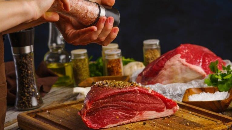 Pzyprawy do grilla to produkty sezonowe, których najwyższa sprzedaż przypada na okres od maja do września (fot. Shutterstock)