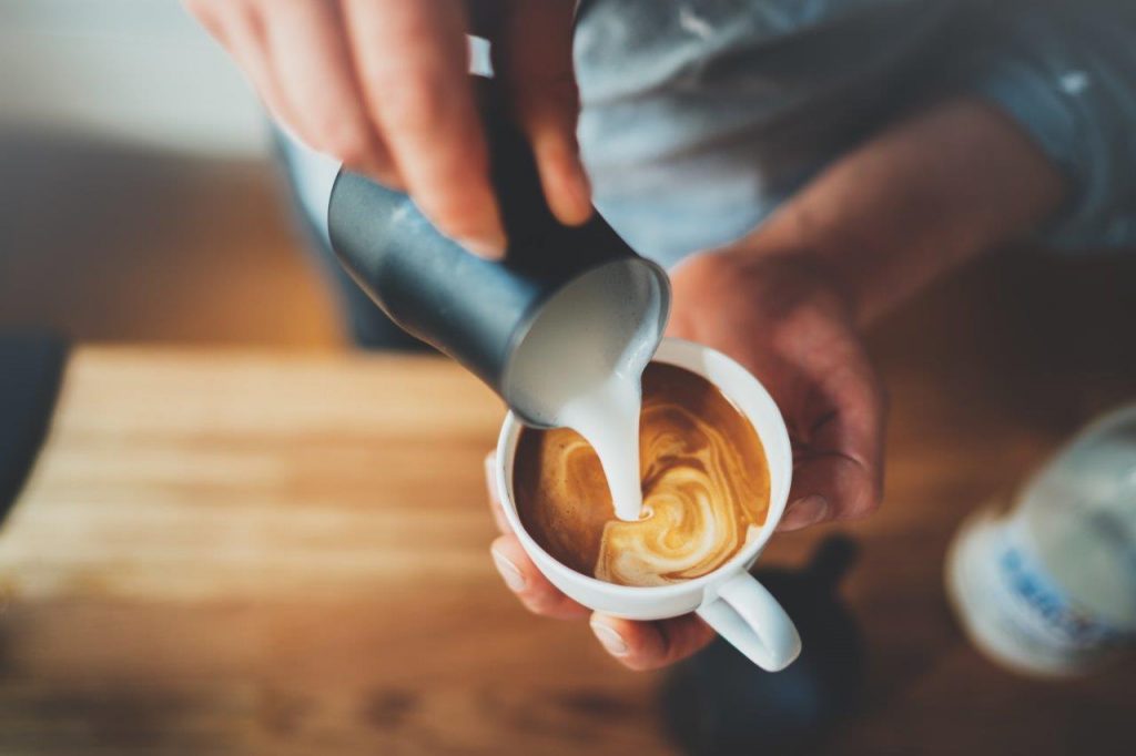 Na co stawiają Polacy, w co warto się zaopatrzyć i jakie są jesienno-zimowe trendy? (fot. Shutterstock.com)